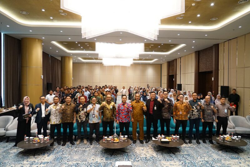Regional CEO BSI Aceh Imsak Ramadhan foto bersama dengan Kepala OJK Aceh Daddi Peryoga, Kepala Biro Perekonomian Pemerintah Aceh Zaini, Ketua FKIJK Aceh Fadhil Ilyas, serta peserta saat mengikuti kegiatan Literasi dan Inklusi Keuangan melalui Gerakan Nasional Cerdas Keuangan (GENCARKAN) di Banda Aceh. Foto: (Humas BSI)