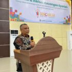 Kepala BPKD Aceh Besar Arifin SHI MSi, menyampaikan sambutannya pada pelaksanaan Gerakan Nasional Cerdas Keuangan (GENCARKAN), di Aula BPMP Aceh, Gampong Niron, Kecamatan Sukamakmur, Aceh Besar, Kamis (23/07/2026).