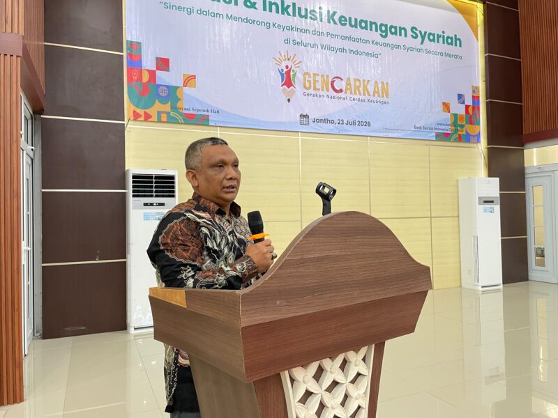 Kepala BPKD Aceh Besar Arifin SHI MSi, menyampaikan sambutannya pada pelaksanaan Gerakan Nasional Cerdas Keuangan (GENCARKAN), di Aula BPMP Aceh, Gampong Niron, Kecamatan Sukamakmur, Aceh Besar, Kamis (23/07/2026).