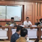 Sekretaris Daerah Aceh, M. Nasir Syamaun, menyampaikan paparan mengenai perkembangan penanganan bencana hidrometeorologi Aceh saat Rapat Koordinasi Percepatan Rehabilitasi dan Rekonstruksi Pascabencana Sumatera di Gedung Serbaguna Setda Aceh, Jumat (24/7/2026). Foto: (Humas Aceh).
