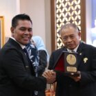 Bupati Aceh Besar H. Muharram Idris menerima cinderamata usai mengikuti penutupan KPPD Angkatan III Tahun 2026 di Jakarta, Jumat (24/7/2026).