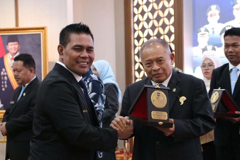 Bupati Aceh Besar H. Muharram Idris menerima cinderamata usai mengikuti penutupan KPPD Angkatan III Tahun 2026 di Jakarta, Jumat (24/7/2026).