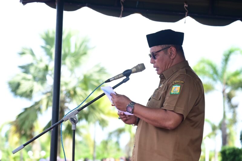 Sekda Aceh Besar Bahrul Jamil saat membacakan amanat Menteri Pemberdayaan Perempuan dan Perlindungan Anak Republik Indonesia, sebagai Inspektur Upacara Peringatan Hari Anak Nasional ke 42 & HARGANAS KE-33, di Halaman Kantor Bupati, Kota Jantho, Senin (27/07/2026).