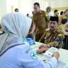 Wakil Bupati Aceh Besar Drs Syukri A Jalil melakukan donor darah pada puncak Peringatan Hari Anak Nasional ke 42 & HARGANAS KE-33, di Kantor Bupati, Kota Jantho, Senin (27/07/2026). 