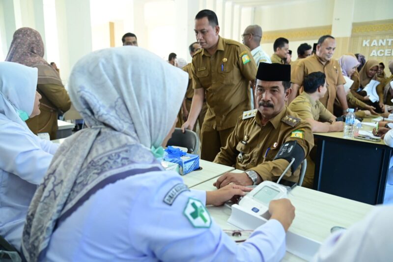 Wakil Bupati Aceh Besar Drs Syukri A Jalil melakukan donor darah pada puncak Peringatan Hari Anak Nasional ke 42 & HARGANAS KE-33, di Kantor Bupati, Kota Jantho, Senin (27/07/2026). 