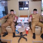Bupati Aceh Besar H Muharram Idris, Sekda Bahrul Jamil SSos MSi mendonorkan darahnya pada kegiatan donor darah yang digelar di Kantor Bupati Aceh Besar, Senin (27/07/2026).