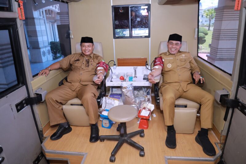 Bupati Aceh Besar H Muharram Idris, Sekda Bahrul Jamil SSos MSi mendonorkan darahnya pada kegiatan donor darah yang digelar di Kantor Bupati Aceh Besar, Senin (27/07/2026).