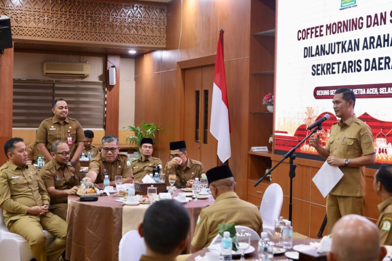 Sekretaris Daerah Aceh Muhammad Nasir memberikan arahan kepada para pejabat struktural di lingkungan Sekretariat Daerah Aceh di Banda Aceh, Selasa (28/7/2026). Foto: (Humas Aceh)