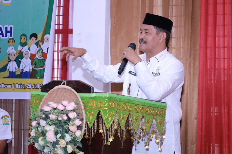 Wakil Bupati Aceh Besar, Drs. Syukri A. Jalil, menyampaikan sambutan sekaligus membuka Sosialisasi Petunjuk Usaha Kesehatan Sekolah, Madrasah, dan Dayah (UKS/M/D) Kabupaten Aceh Besar Tahun 2026 di Gedung Dekranasda Aceh Besar Gampong Gani Kecamatan Ingin Jaya, Rabu (29/07/2026).