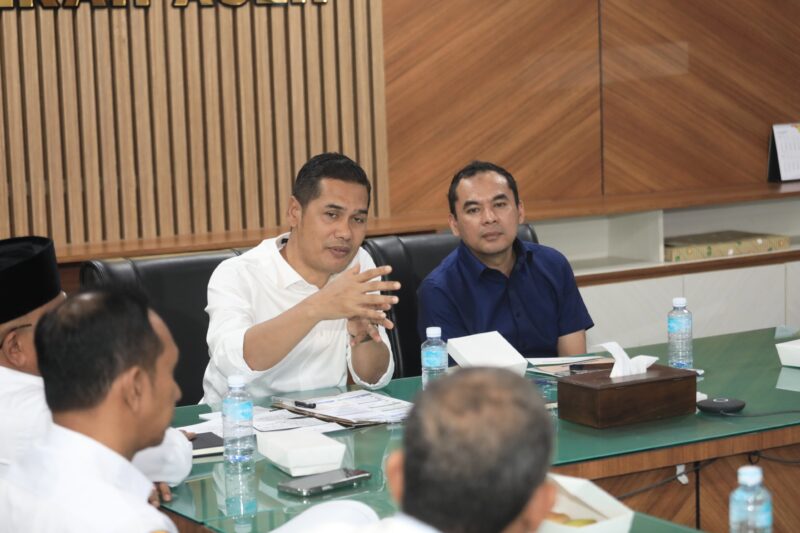 Sekretaris Daerah Aceh, M. Nasir, memimpin rapat fasilitasi peralihan kepemilikan RSUD Cut Meutia dari Pemerintah Kabupaten Aceh Utara kepada Pemerintah Kota Lhokseumawe di Kantor Gubernur Aceh, Rabu (29/7/2026). Foto: (Humas Aceh).
