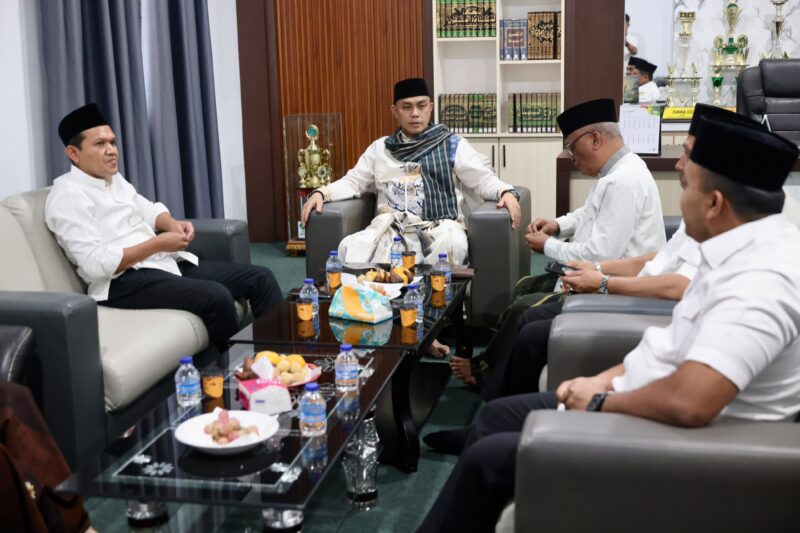 Wakil Gubernur Aceh, H. Fadhlullah, SE, bersilaturahmi dengan pimpinan dayah dalam rangka safari ke sejumlah lembaga pendidikan Islam di Kabupaten Pidie Jaya dan Kabupaten Bireuen, Rabu (29/7/2026). Foto: (Humas Aceh)
