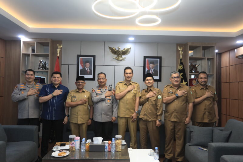 Sekretaris Daerah Aceh M. Nasir Syamaun bersama para Asisten dan Kepala Biro Setda Aceh melakukan kunjungan silaturahmi ke Kapolda Aceh Irjen Pol. Ruddi Setiawan di Mapolda Aceh, Banda Aceh, Selasa (28/7/2026). Foto: (Humas Aceh).