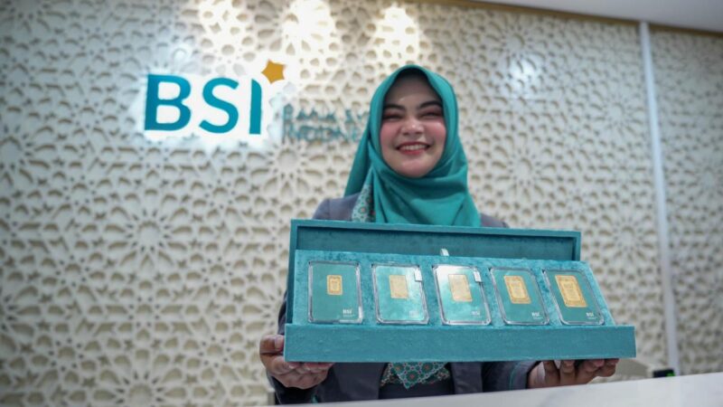 Petugas Bank Syariah Indonesia (BSI) memperlihatkan produk BSI Gold di kantor BSI. Bisnis emas BSI terus menunjukkan pertumbuhan pesat dengan jumlah nasabah layanan bullion mencapai lebih dari 1,3 juta orang hingga Juni 2026, didukung kemudahan investasi emas digital melalui aplikasi BYOND by BSI. Foto: (Humas BSI).