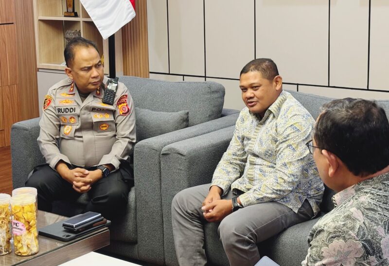 Kapolda Aceh Irjen Pol. Ruddi Setiawan, S.I.K., S.H., M.H., menerima kunjungan silaturahmi Ketua Badan Reintegrasi Aceh (BRA) beserta jajaran di Ruang Kerja Kapolda Aceh, Mapolda Aceh, Kamis (30/7/2026). Foto: (Humas Polda Aceh).