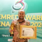 Direktur Utama PT Bank Aceh Syariah, Fadhil Ilyas, menerima Pemred Award 2026 kategori Corporate Leadership – The Best Communication pada Festival Forum Pimpinan Redaksi Multimedia Indonesia di Hotel Alana Yogyakarta, Sabtu (18/7/2026). Foto: (Humas Bank Aceh).
