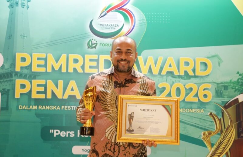 Direktur Utama PT Bank Aceh Syariah, Fadhil Ilyas, menerima Pemred Award 2026 kategori Corporate Leadership – The Best Communication pada Festival Forum Pimpinan Redaksi Multimedia Indonesia di Hotel Alana Yogyakarta, Sabtu (18/7/2026). Foto: (Humas Bank Aceh).