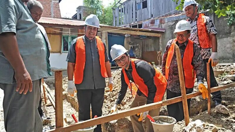 Ketua DPRK Banda Aceh, Irwansyah ST didampingi Kepala Kepala Dinas Perumahan Rakyat dan Kawasan Permukiman (Perkim) Kota Banda Aceh, Hendra Gunawan melakukan Peletakan Baru Pertama Pembangunan Rumah Layak Huni di Gampong Lhong Raya, Kamis (16/7/2026).Foto:(Humas DPRK Banda Aceh)
