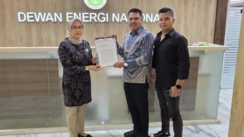 Wakil Ketua DPRK Banda Aceh, Daniel Abdul Wahab, didampingi Ketua Fraksi Nasdem DPRK Banda Aceh, Abdul Rafur saat menyerahkan surat kepada Anggota Pemangku Kepentingan Bidang Industri Dewan Energi Nasional (DEN), Dr Ir Sripeni Inten Cahyani MM, IPM, ASEAN Eng, Selasa (7/7/2026) di Kantor DEN, Jakarta