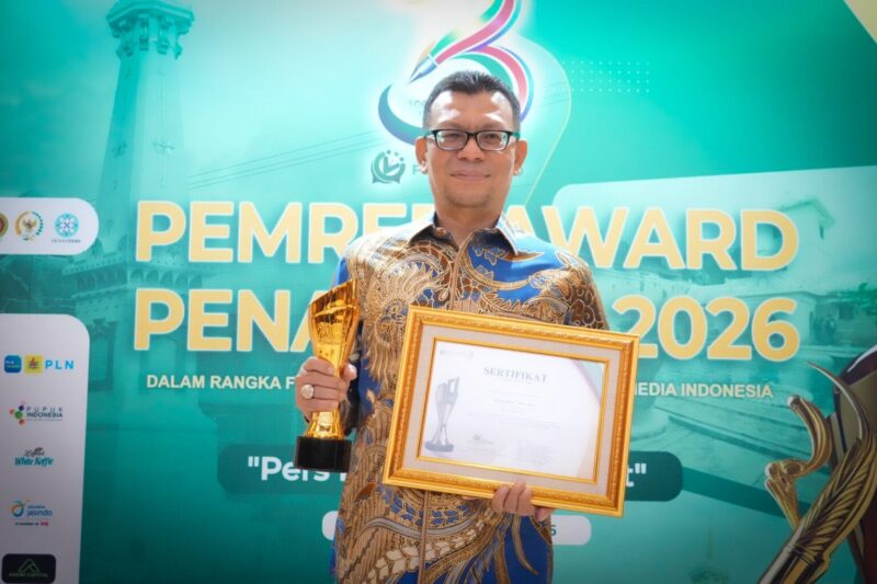 Musriadi dengan penghargaan yang diterimanya.Foto:Dok Ist 