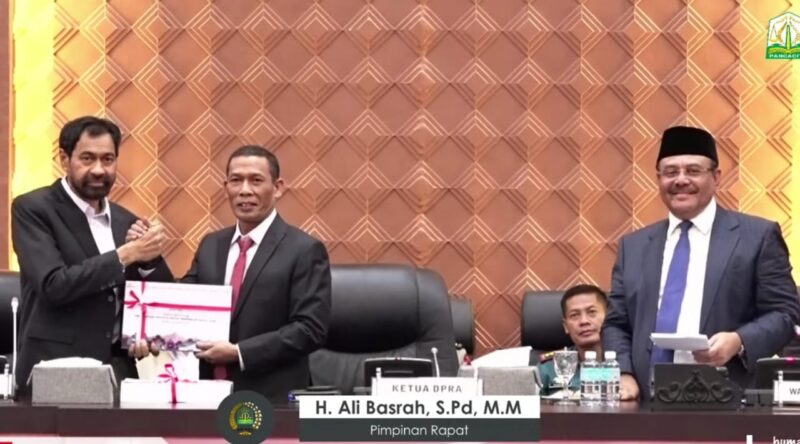 Ketua DPRA, Zulfadli, menyerahkan laporan aspirasi masyarakat hasil Reses II Tahun 2026 kepada Gubernur Aceh dalam Rapat Paripurna DPRA di Banda Aceh, Rabu (22/7/2026). Foto: (Humas DPRA).