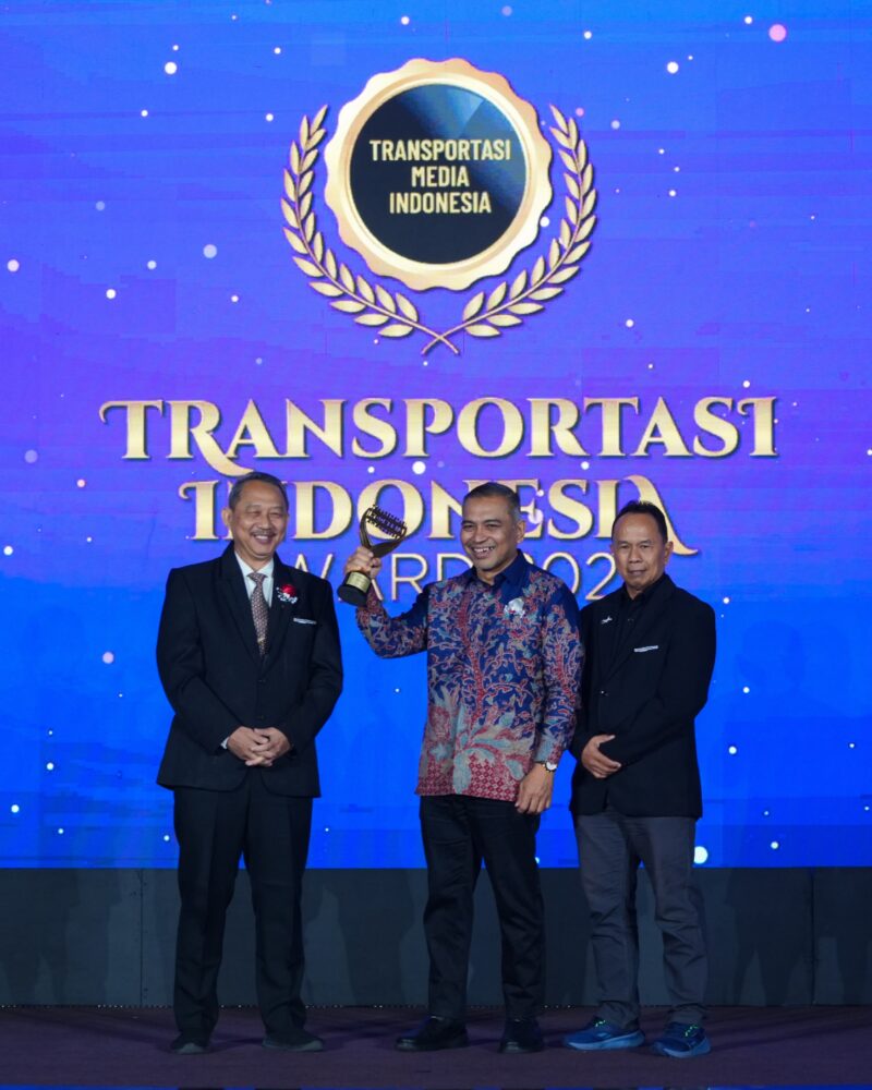 Kepala Dinas Perhubungan Aceh, Teuku Faisal, mewakili Gubernur Aceh Muzakir Manaf (Mualem) menerima Transportasi Indonesia Award 2026 di Auditorium Binakarna, Hotel Bidakara, Jakarta, Kamis (30/7/2026). Foto: (Humas Aceh).
