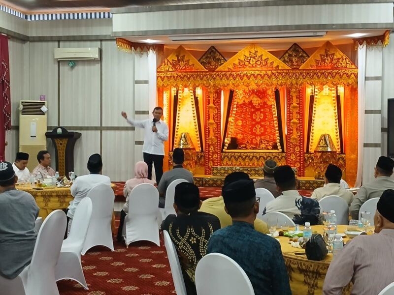 Wakil Gubernur Aceh, Fadhlullah, bersilaturahmi dan sarapan pagi bersama jajaran pengurus serta para imam Masjid Raya Baiturrahman Banda Aceh di Aula Rumah Dinas Wakil Gubernur Aceh, Sabtu (1/8/2026). Foto: (Humas Aceh).