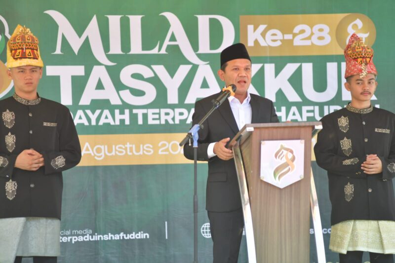 Wakil Gubernur Aceh, Fadhlullah, menyampaikan sambutan pada acara Milad dan Tasyakkur ke-XXVIII Dayah Terpadu Inshafuddin di Banda Aceh, Sabtu (1/8/2026). Foto: (Humas Aceh).