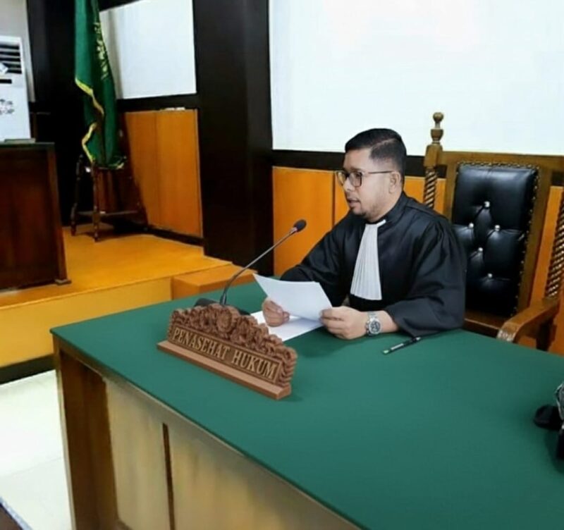 Tim kuasa hukum terdakwa Kadri Amin, Muhammad Zubir, saat menghadiri persidangan dugaan korupsi belanja jasa iklan media Dinas Kominfo dan Persandian Kabupaten Simeulue Tahun Anggaran 2022 di Pengadilan Tipikor Banda Aceh.