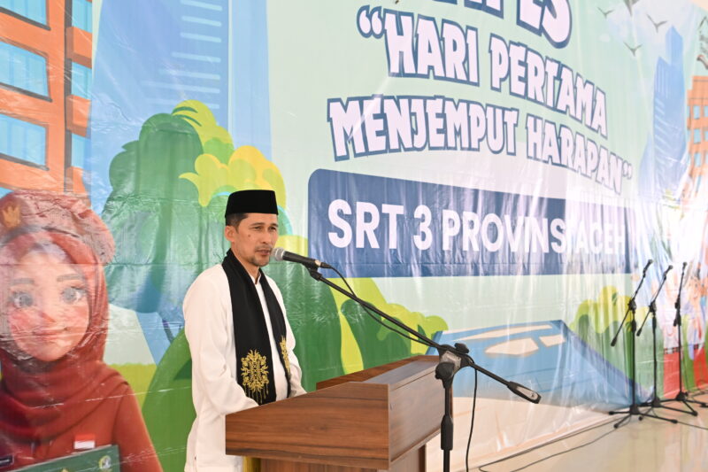 Asisten Pemerintahan, Keistimewaan Aceh, dan Kesejahteraan Rakyat Sekda Aceh, Drs. Syakir, M.Si., mewakili Gubernur Aceh membuka Masa Pengenalan Lingkungan Sekolah (MPLS) Sekolah Rakyat Provinsi Aceh Tahun Ajaran 2026/2027 di Gampong Tumbo, Kecamatan Kuta Malaka, Kabupaten Aceh Besar, Jumat (31/7/2026). Foto: (Humas Aceh).
