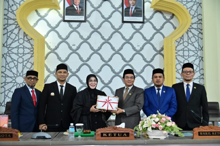 Wali Kota Banda Aceh Illiza Sa’aduddin Djamal menyerahkan dokumen Rancangan Kebijakan Umum Anggaran dan Prioritas Plafon Anggaran Sementara (R-KUA PPAS) APBK Tahun Anggaran 2027 kepada Ketua DPRK Banda Aceh Irwansyah, ST, pada rapat paripurna DPRK Banda Aceh, Senin (3/8/2026). Foto: (Humas DPRK Banda Aceh).