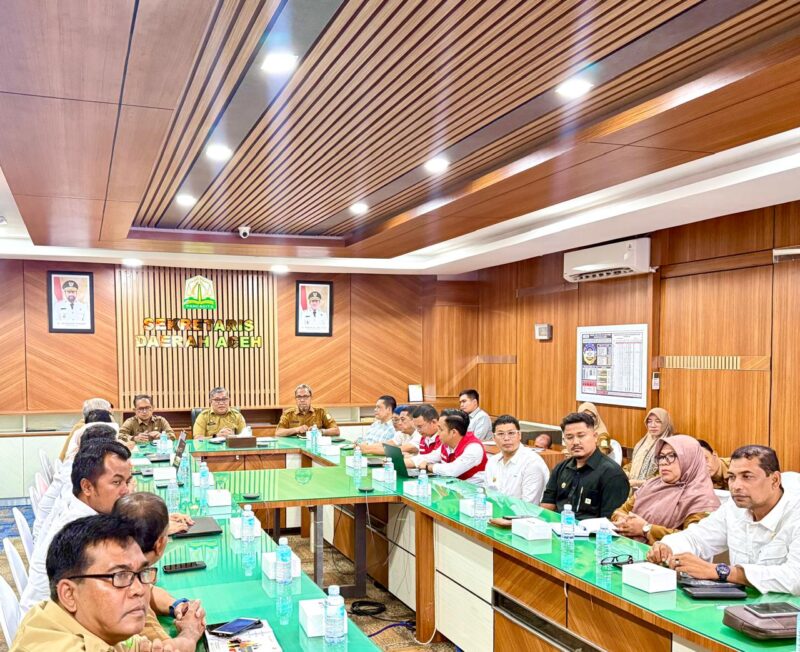 Tim Pemerintah Aceh menggelar rapat koordinasi bersama Pertamina Patra Niaga dan instansi terkait di Kantor Gubernur Aceh guna membahas percepatan penanganan antrean BBM serta penguatan distribusi dan pengawasan penyaluran BBM bersubsidi di Aceh.Foto: (Humas Aceh).