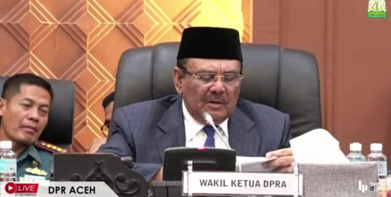 Wakil Ketua DPRA, Ali Basrah, memimpin rapat paripurna dengan agenda penyampaian Rancangan Qanun Aceh tentang Pertanggungjawaban Pelaksanaan APBA Tahun Anggaran 2025 di Gedung DPRA, Banda Aceh, Rabu (22/7/2026). Foto: Humas DPRA.