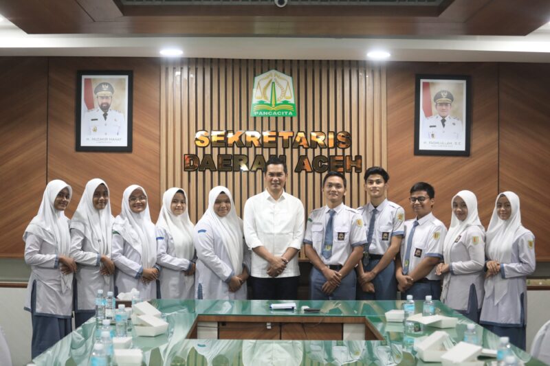Sekretaris Daerah (Sekda) Aceh M Nasir Syamaun menerima 10 siswa SMA Negeri 2 Banda Aceh yang berhasil lolos ke Grand Final Lomba Cerdas-Cermat (LCC) Empat Pilar MPR-RI 2026 tingkat nasional di ruang rapat Setda Aceh, Banda Aceh, Selasa (11/8/2026). Foto: (Humas Aceh).