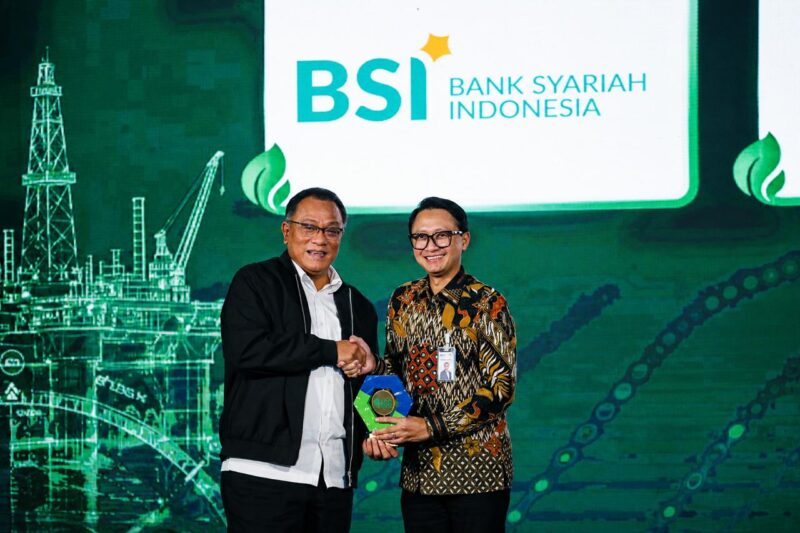 Wakil Direktur Utama BSI Bob T Ananta menerima penghargaan Anugerah Utama Sektor Perbankan Implementasi Zakat Hijau Kampung Usaha Gula Aren Cianjur dalam ajang IDX Channel Anugerah ESG 2026.