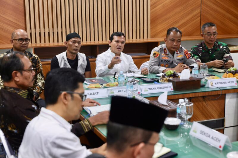 Rapat Forkopimda ini dipimpin Wakil Gubernur (Wagub) Aceh, Fadhlullah (Dek Fadh), yang sebelumnya telah mendapat arahan dari Wali Nanggroe Aceh, Malik Mahmud Al Haytar, dan Gubernur Aceh, Muzakir Manaf.Foto:(Humas Aceh)
