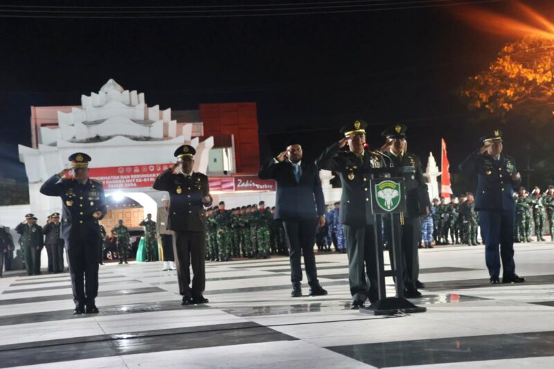 Kapolda Aceh Irjen Pol. Ruddi Setiawan mengikuti Apel Kehormatan dan Renungan Suci di Taman Makam Pahlawan Banda Aceh, Minggu (16/8/2026) tengah malam, dalam rangka memperingati HUT ke-81 Kemerdekaan Republik Indonesia. Foto: (Humas Polda Aceh).