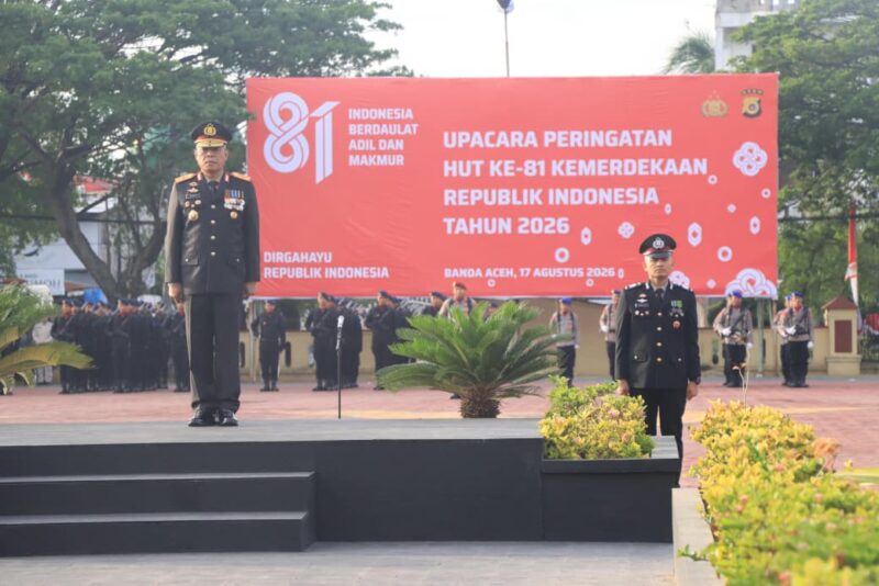 Wakapolda Aceh Brigjen Pol. Ari Wahyu Widodo bertindak sebagai Inspektur Upacara (Irup) pada upacara pengibaran bendera HUT ke-81 Kemerdekaan RI di Mapolda Aceh, Banda Aceh, Senin (17/8/2026). Foto: (Polda Aceh).