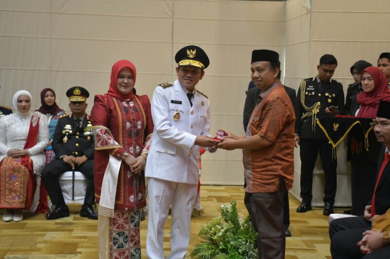 Wakil Gubernur Aceh Fadhlullah (dek Fadh) menyerahkan cenderamata kepada T. Ardiansyah Polem, perwakilan keluarga Pahlawan Nasional Cut Meutia, dalam rangka peringatan HUT ke-81 Kemerdekaan RI di Anjong Mon Mata, Kompleks Meuligoe Gubernur Aceh, Banda Aceh, Senin (17/8/2026). Foto: (Humas Aceh).