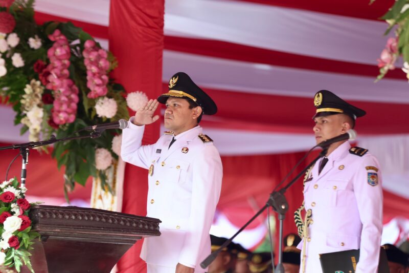 Wakil Gubernur Aceh Fadhlullah memimpin upacara peringatan HUT ke-81 Kemerdekaan Republik Indonesia di Lapangan Blang Padang, Banda Aceh, Senin (17/8/2026). Foto: (Humas Aceh).