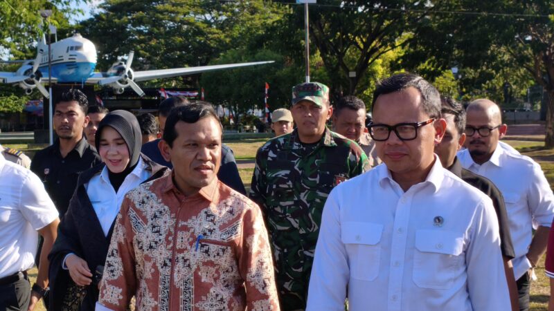 Wakil Gubernur Aceh Fadhlullah bersama Wakil Menteri Dalam Negeri Bima Arya Sugiarto, Wali Kota Banda Aceh Illiza Sa’aduddin Djamal, Ketua DPRA Zulfadhli, serta sejumlah anggota DPRA dan unsur terkait meninjau langsung Lapangan Blang Padang, Banda Aceh, Rabu (19/8/2026). Foto: (Humas Aceh).