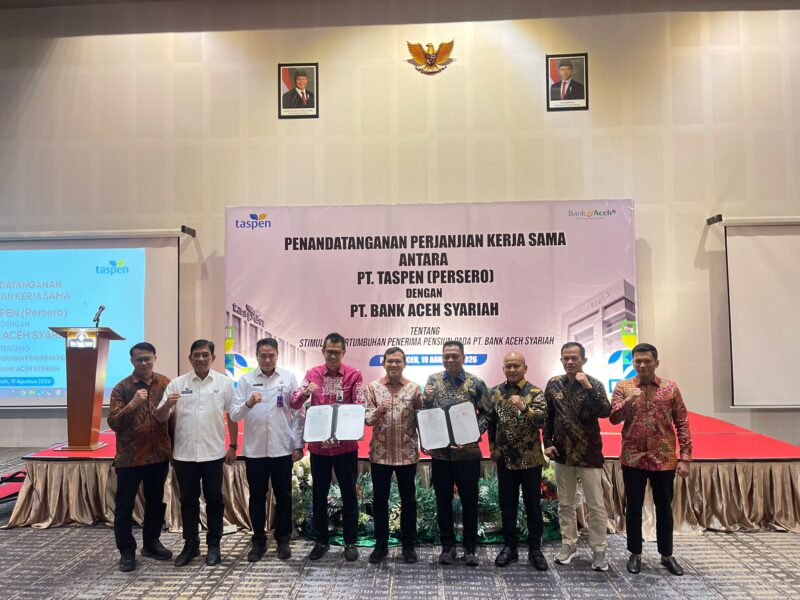 Wakil Gubernur Aceh Fadhlullah menghadiri penandatanganan Perjanjian Kerja Sama (PKS) antara PT TASPEN (Persero) dan PT Bank Aceh Syariah tentang Stimulasi Pertumbuhan Dana Pensiun di Ballroom Hotel The Pade, Aceh Besar, Rabu (19/8/2026). Foto: (Humas Aceh)