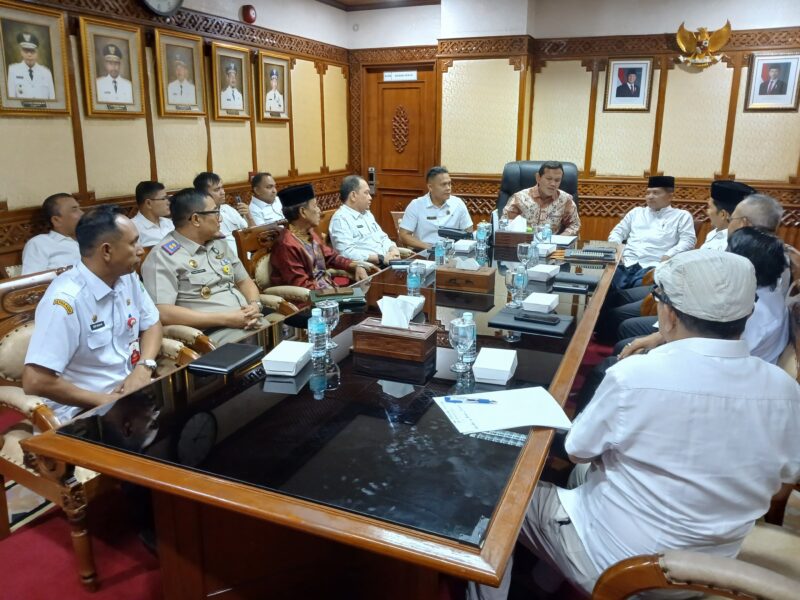 Wakil Gubernur Aceh Fadhlullah (Dek Fadh) mengikuti rapat pertama pembentukan Desk Koordinasi Aceh yang digelar Kementerian Koordinator Politik dan Keamanan (Kemenko Polkam) secara hybrid, Rabu (19/8/2026). Foto: (Humas Aceh).