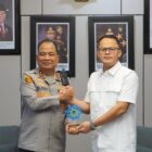 Kapolda Aceh Irjen Pol. Ruddi Setiawan menerima kunjungan silaturahmi Direktur Utama PT Pembangunan Aceh (PEMA) Faisal Ilyas di ruang kerja Kapolda Aceh, Banda Aceh, Selasa (18/8/2026).