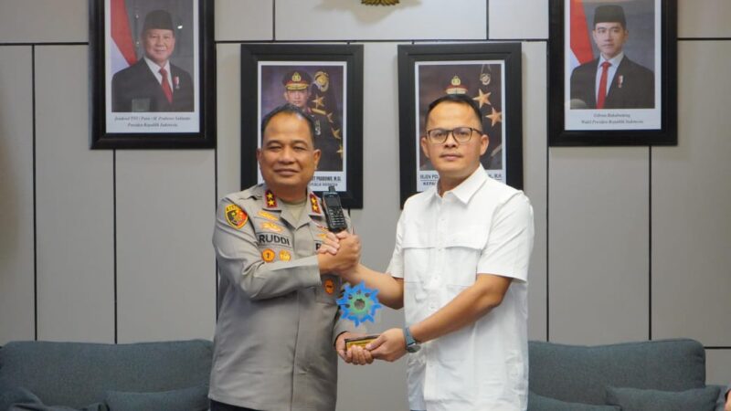 Kapolda Aceh Irjen Pol. Ruddi Setiawan menerima kunjungan silaturahmi Direktur Utama PT Pembangunan Aceh (PEMA) Faisal Ilyas di ruang kerja Kapolda Aceh, Banda Aceh, Selasa (18/8/2026).