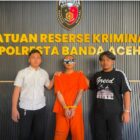 Personel Unit Jatanras Satreskrim Polresta Banda Aceh mengamankan NPA (34), terduga pelaku penganiayaan menggunakan senjata tajam jenis badik terhadap Hendri (46). Terduga pelaku diamankan bersama barang bukti sebilah badik di Mapolresta Banda Aceh, Rabu (19/8/2026). Foto: (Humas Polres Banda Aceh).