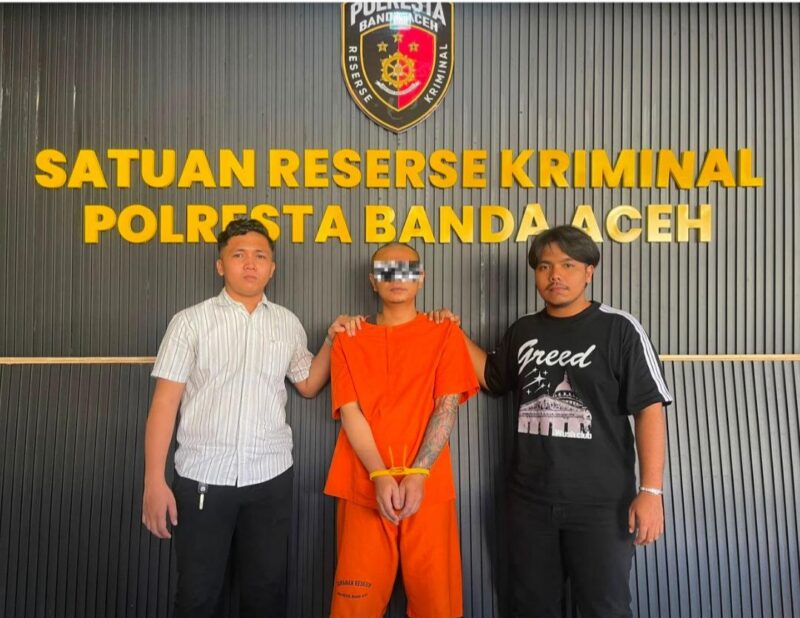 Personel Unit Jatanras Satreskrim Polresta Banda Aceh mengamankan NPA (34), terduga pelaku penganiayaan menggunakan senjata tajam jenis badik terhadap Hendri (46). Terduga pelaku diamankan bersama barang bukti sebilah badik di Mapolresta Banda Aceh, Rabu (19/8/2026). Foto: (Humas Polres Banda Aceh).