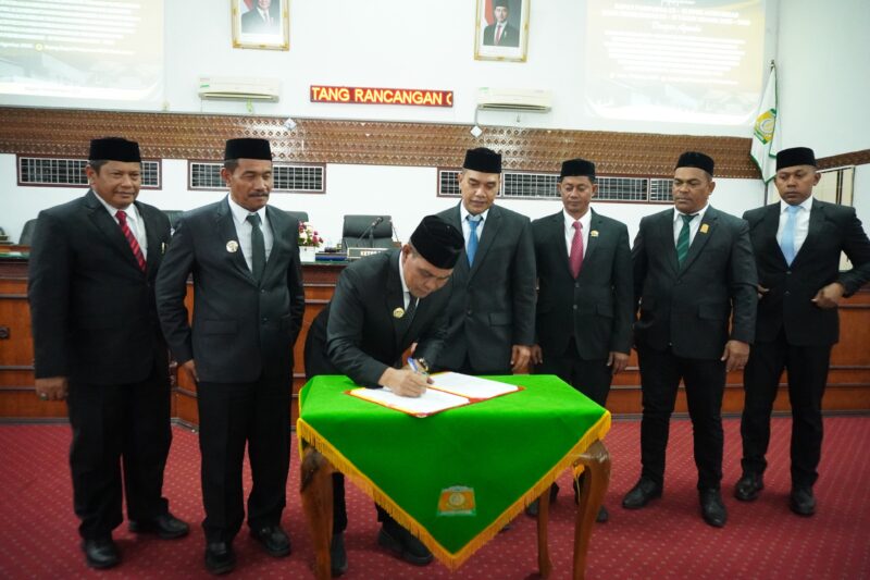Bupati Aceh Besar H Muharram Idris didampingi Wakil Bupati Aceh Besar Drs Syukri menghadiri Rapat Paripurna DPRK Aceh Besar dalam rangka penyampaian pemandangan umum Fraksi-fraksi DPRK Aceh Besar terkait Rancangan Qanun Kabupaten Aceh Besar Tentang Pertanggungjawaban (LKPJ) APBK Aceh Besar Tahun Anggaran 2025 di Gedung DPRK Aceh Besar, Rabu (19/8/2026).