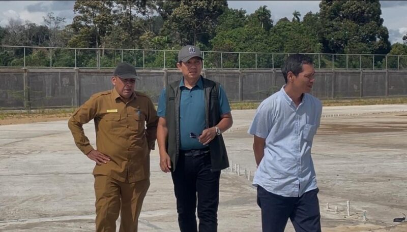 Tim Panja DPRA bersama Fuadri meninjau lokasi pembangunan Stadion Salem Aceh Jaya yang merupakan venue utama PORA Aceh, Selasa (18/8/2026).