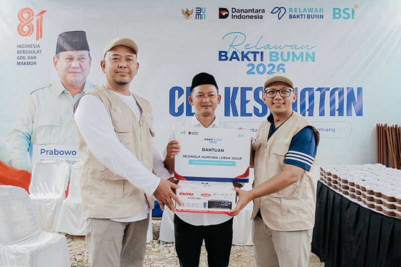 Deputi Operasional BSI Regional Office Aceh Muhammad Nur Rohman (kiri) dan Koordinator TJSL BP BUMN Fahrudin Muhtamin (kanan) memberikan bantuan untuk Huntara Lubuk Sidup secara simbolis kepada perwakilan huntara Datok Ibrahim (tengah).