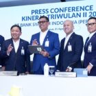 Kinerja ini disampaikan oleh Direktur Utama BSI Anggoro Eko Cahyo (tengah), Wakil Direktur Utama Bob T Ananta (dua dari kiri), Direktur Finance & Strategy Ade Cahyo Nugroho (dua dari kanan), Direktur Risk Management Grandhis H.Harumansyah (kiri) dan Direktur Retail Banking Kemas Erwan Husainy (paling kanan) pada paparan kinerja perseroan triwulan II/2026 di Kantor Pusat BSI Jakarta (21/08/2026).